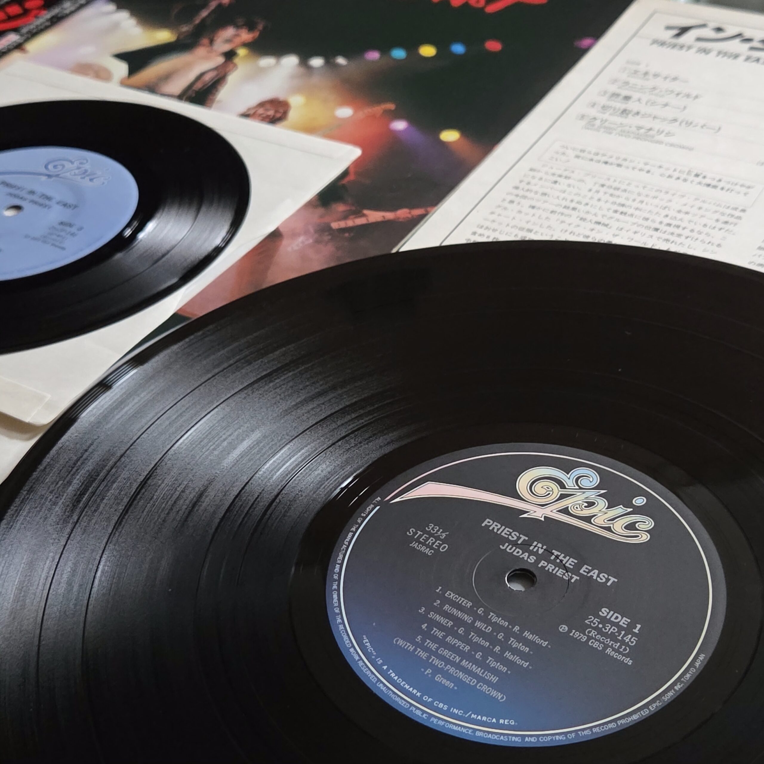 Judas Priest – Priest In The East (Live In Japan) Japan Press 2LP + 7" EP 25·3P-145~6 - obrazek 4